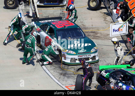 3 avril 2011 - Martinsville, Virginia, United States of America - l'équipage de l'énergie a de Sprint Cup Series driver Dale Earnhardt Jr. (88) vont travailler sur le nombre 88. Kevin Harvick remporte le 62e événement annuel avec un fin deux genoux droit au fil de Dale Earnhardt Jr. (Image Crédit : © Jim Dedmon/ZUMAPRESS.com) Southcreek/mondial Banque D'Images