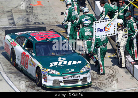 3 avril 2011 - Martinsville, Virginia, United States of America - l'équipage de l'énergie a de Sprint Cup Series driver Dale Earnhardt Jr. (88) vont travailler sur le nombre 88. Kevin Harvick remporte le 62e événement annuel avec un fin deux genoux droit au fil de Dale Earnhardt Jr. (Image Crédit : © Jim Dedmon/ZUMAPRESS.com) Southcreek/mondial Banque D'Images