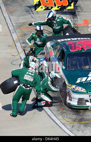 3 avril 2011 - Martinsville, Virginia, United States of America - l'équipage de l'énergie a de Sprint Cup Series driver Dale Earnhardt Jr. (88) vont travailler sur le nombre 88. Kevin Harvick remporte le 62e événement annuel avec un fin deux genoux droit au fil de Dale Earnhardt Jr. (Image Crédit : © Jim Dedmon/ZUMAPRESS.com) Southcreek/mondial Banque D'Images