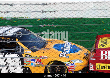 3 avril 2011 - Martinsville, Virginia, United States of America - Sprint Cup Series Kyle Busch pilote (18) est à droite sur le bouclier arrière de série Sprint Cup Clint Bowyer pilote (33) tours 1 et 2. Kevin Harvick remporte le 62e événement annuel avec un fin deux genoux droit au fil de Dale Earnhardt Jr. (Image Crédit : © Jim Dedmon/ZUMAPRESS.com) Southcreek/mondial Banque D'Images