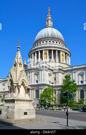 Fontaine à boire Victorian St Lawrence et Mary Magdalene un bâtiment classé Grade II en face de la célèbre cathédrale historique Grade I St Pauls de Londres Banque D'Images