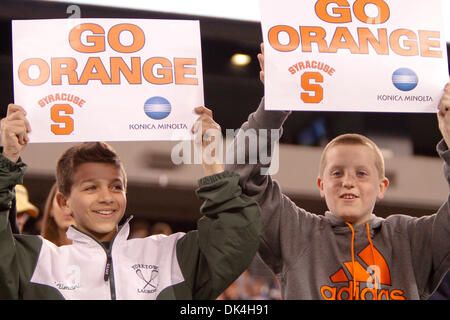 3 avril 2011 - East Rutherford, New Jersey, États-Unis - Les jeunes fans d'enracinement de l'Orange de Syracuse contre le Duc Blue Devils au cours de la grande ville de Konica Minolta Classic à la New Meadowlands Stadium à East Rutherford, NEW JERSEY Syracuse défait Duc 13-11. (Crédit Image : © Debby Wong/ZUMAPRESS.com) Southcreek/mondial Banque D'Images