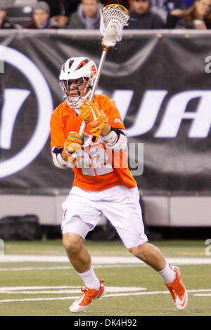 3 avril 2011 - East Rutherford, New Jersey, États-Unis - Syracuse Orange attaquant JoJo Marasco (22) dans la crosse action contre le Duc Blue Devils au cours de la grande ville de Konica Minolta Classic à la New Meadowlands Stadium à East Rutherford, NEW JERSEY Syracuse défait Duc 13-11. (Crédit Image : © Debby Wong/ZUMAPRESS.com) Southcreek/mondial Banque D'Images