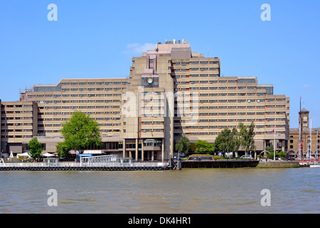 L'hôtel St Katharines GuomanTower et jetée au bord de la rivière Thames Banque D'Images