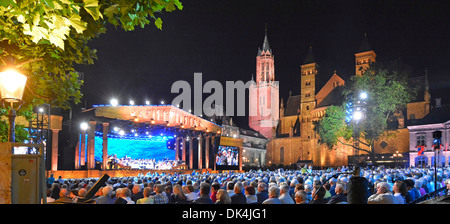 Maastricht Vrijthof Square plein House public André Rieu exécutant un concert de musique en soirée d'été projecteurs bleus et deux églises historiques éclairées eu Banque D'Images