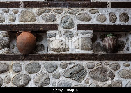 Mur de pierre décorée de pots en argile Banque D'Images