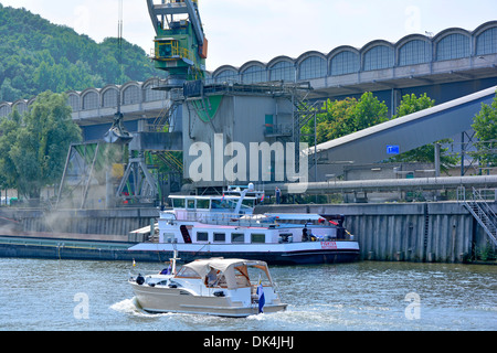 Bateau de plaisance à moteur (nom enlevé) sur la Meuse passant par les usines de ciment hollandaises ENCI pays-Bas UE Banque D'Images