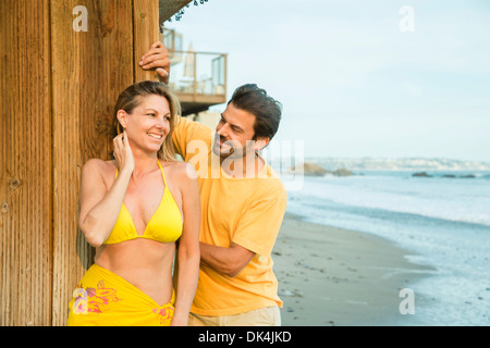 Moyen-âge couple standing on the beach Banque D'Images