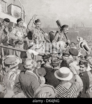 La foule acclamer les soldats écossais français arrivant à Boulogne, France avec le Corps expéditionnaire britannique pendant la PREMIÈRE GUERRE MONDIALE. Banque D'Images