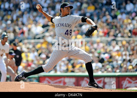 7 avril 2011 - Pittsburgh, Pennsylvanie, États-Unis - Colorado Rockies le lanceur partant Esmil Rogers (48) offre de la butte dans la deuxième manche que les Pirates de Pittsburgh prendre sur les Rockies du Colorado dans les pirates d'ouverture à domicile au PNC Park à Pittsburgh, PA..Rockies vaincre les pirates 7-1 (Image Crédit : © Dean Beattie/global/ZUMAPRESS.com) Southcreek Banque D'Images