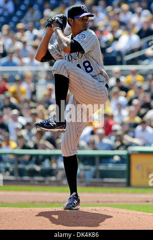 7 avril 2011 - Pittsburgh, Pennsylvanie, États-Unis - Colorado Rockies le lanceur partant Esmil Rogers (48) passe par son vent jusqu'à la première manche comme les Pirates de Pittsburgh prendre sur les Rockies du Colorado dans les pirates d'ouverture à domicile au PNC Park à Pittsburgh, PA..Rockies vaincre les pirates 7-1 (Image Crédit : © Dean Beattie/global/ZUMAPRESS.com) Southcreek Banque D'Images