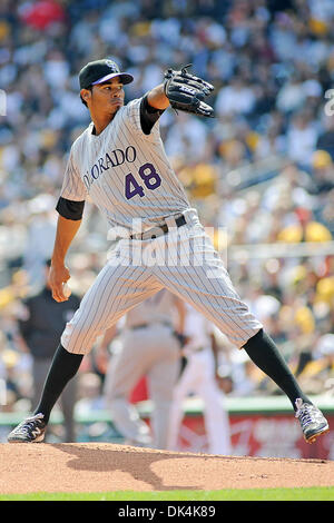 7 avril 2011 - Pittsburgh, Pennsylvanie, États-Unis - Colorado Rockies le lanceur partant Esmil Rogers (48) passe par son vent jusqu'à la deuxième manche comme les Pirates de Pittsburgh prendre sur les Rockies du Colorado dans les pirates d'ouverture à domicile au PNC Park à Pittsburgh, PA..Rockies vaincre les pirates 7-1 (Image Crédit : © Dean Beattie/global/ZUMAPRESS.com) Southcreek Banque D'Images