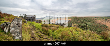 Maison de ferme abandonnée sur Tor Garrow une partie reculée de Bodmin Moor en Cornouailles, avec Brown Willy dans l'arrière-plan Banque D'Images