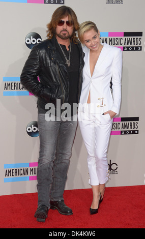 Billy Ray Cyrus et sa fille Miley Cyrus arrive à l'American Music Awards, à Los Angeles, l'Amérique - 24 Nov 2013 Banque D'Images