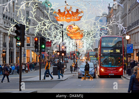 Hiver Décembre gris aftenoon pour Noël shoppers dans Regent Street London Banque D'Images