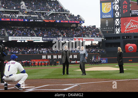 8 avril 2011 - Corona, New York, États-Unis - la légende de base-ball Ralph Kiner lance la première balle à l'ancien joueur Mets Mookie Wilson au cours de cérémonies arborant les Nationals de Washington contre au Citi Field à Corona, dans l'État de Washington Nationals vaincre les Mets de New York 6-2. (Crédit Image : © Debby Wong/ZUMAPRESS.com) Southcreek/mondial Banque D'Images