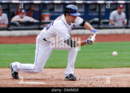 8 avril 2011 - Corona, New York, États-Unis - le lanceur partant des New York Mets Dillon Gee (35) bunts contre les Nationals de Washington au cours de la 7e manche à Citi Field, Corona, dans l'État de New York Mets défait les Nationals de Washington 1-0. (Crédit Image : © Debby Wong/ZUMAPRESS.com) Southcreek/mondial Banque D'Images