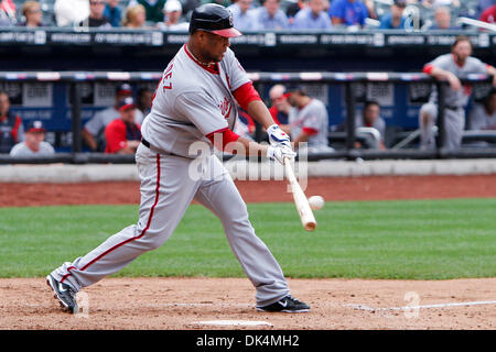 8 avril 2011 - Corona, New York, États-Unis - Washington Nationals le lanceur partant Livan Hernandez (61) est le seul coup sûr contre les Mets de New York pendant le sommet de la 6e manche à Citi Field, Corona, dans l'État de New York Mets défait les Nationals de Washington 1-0. (Crédit Image : © Debby Wong/ZUMAPRESS.com) Southcreek/mondial Banque D'Images