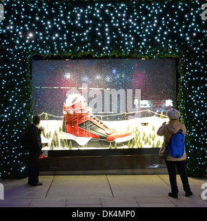 Selfridges boutique de Noël fenêtre affiche la nuit Banque D'Images