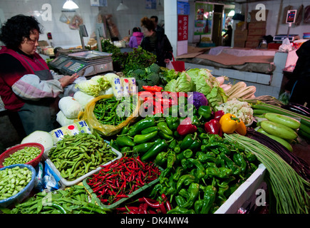 Des légumes sur le marché de l'alimentation dans la vieille ville (Nanshi), Shanghai, Chine Banque D'Images