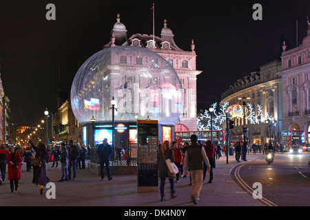 Piccadilly Circus avec Eros statue dans le cocon à l'intérieur d'une grande bulle globe de neige à Noël comme une mesure anti vandalisme Banque D'Images