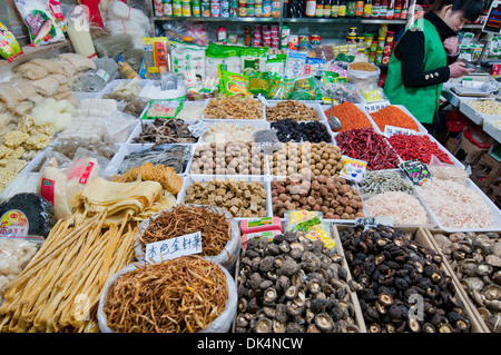 Spécialités sur le marché des aliments secs en vieille ville (Nanshi), Shanghai, Chine Banque D'Images