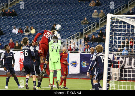 9 avril 2011 - Foxborough, Massachusetts, États-Unis - Real Salt Lake defender Chris Schuler (28) fait un head shot pour marquer le premier point contre les New England Revolution. Le Real Salt Lake a défait le New England Revolution 2 - 0. (Crédit Image : © Mark Fort/global/ZUMAPRESS.com) Southcreek Banque D'Images