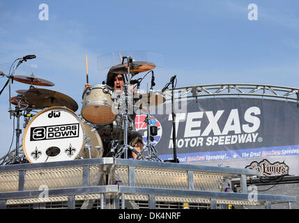 9 avril 2011 - Fort Worth, Texas, États-Unis - batteur Greg Upchurch du groupe rock 3 Doors Down effectue pour les fans avant la course NASCAR Samsung Mobile 500 à la Texas Motor Speedway à Fort Worth, Texas. (Crédit Image : © Jerome Miron/ZUMAPRESS.com) Southcreek/mondial Banque D'Images