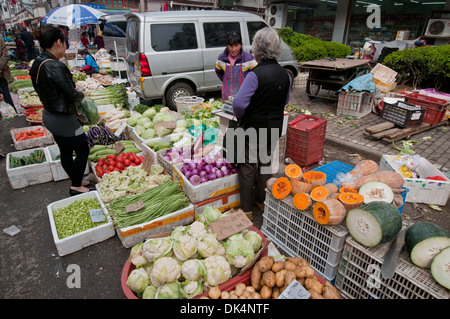 Les fruits et légumes sur le marché de l'alimentation dans la vieille ville (Nanshi), Shanghai, Chine Banque D'Images