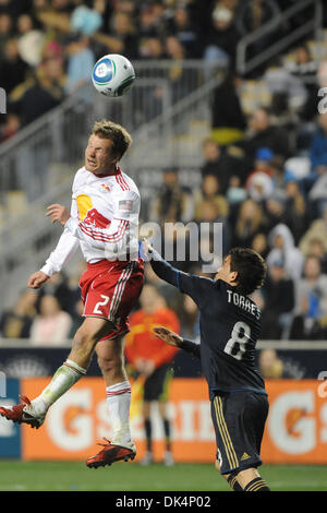 9 avril 2011 - Chester, Pennsylvanie, États-Unis - New York Red Bulls milieu/défenseur Teemu Tainio se blessa (2) est à la tête de la balle sur le milieu de terrain de l'Union Philadelphie Roger Torres (8). L'Union de Philadelphie à l'encontre du New York Red Bulls 1-0, dans un match joué à PPL Park à Chester, Pennsylvanie (crédit Image : © Mike Southcreek human life by Sylvester Graham/global/ZUMAPRESS.com) Banque D'Images