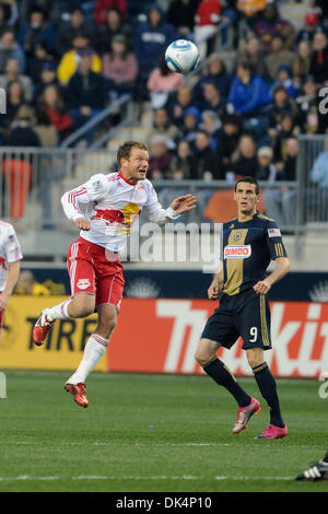 9 avril 2011 - Chester, Pennsylvanie, États-Unis - New York Red Bulls milieu/défenseur Teemu Tainio se blessa (2) est à la tête de la balle. À la moitié du New York Red Bulls et l'Union de Philadelphie sont à égalité 0-0 dans un jeu joué à PPL Park à Chester, Pennsylvanie (crédit Image : © Mike Southcreek human life by Sylvester Graham/global/ZUMAPRESS.com) Banque D'Images