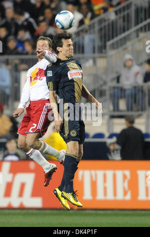 9 avril 2011 - Chester, Pennsylvanie, États-Unis - Philadelphie Union européenne Michael au poste de Farfan (21) et New York Red Bulls milieu/défenseur Teemu Tainio se blessa (2) bataille pour la balle. À la moitié du New York Red Bulls et l'Union de Philadelphie sont à égalité 0-0 dans un jeu joué à PPL Park à Chester, Pennsylvanie (crédit Image : © Mike Southcreek human life by Sylvester Graham/global/ZUMAPRESS.com) Banque D'Images