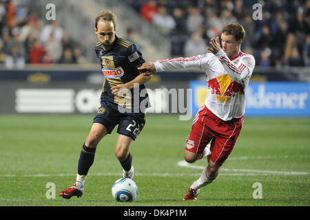 9 avril 2011 - Chester, Pennsylvanie, États-Unis - Union de Philadelphie Justin Mapp (milieu de terrain) 22 batailles New York Red Bulls milieu/défenseur Teemu Tainio se blessa (2) pour la possession de la balle. À la moitié du New York Red Bulls et l'Union de Philadelphie sont à égalité 0-0 dans un jeu joué à PPL Park à Chester, Pennsylvanie (crédit Image : © Mike Southcreek human life by Sylvester Graham/global/ZUMAPRESS.com) Banque D'Images