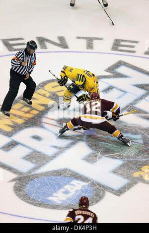 9 avril, 2011 - St Paul, Minnesota, États-Unis - Université du Michigan Wolverines en avant Matt Rust (19) et de l'Université du Minnesota Duluth centre Bulldogs Jack Connolly (12) démarrer le championnat de jeu avec la baisse de la rondelle de la NCAA quatre congelés entre l'Université de l'Université du Minnesota Bulldog et l'Université du Michigan Le carcajou au Xcel Energy Center, St Paul, M Banque D'Images