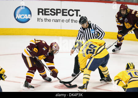 9 avril, 2011 - St Paul, Minnesota, États-Unis - Université du Michigan Wolverines de l'avant Kevin Lynch (11) et l'Université du Michigan avant de carcajous Louie Caporusso (29) au jeu dans la première période de la NCAA Frozen Four championnat match entre l'Université de l'Université du Minnesota Bulldog et l'Université du Michigan Le carcajou au Xcel Energy Center, St Paul, MN. Michig Banque D'Images