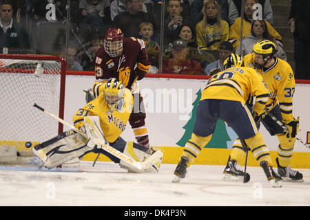 9 avril, 2011 - St Paul, Minnesota, États-Unis - Université du Michigan Wolverines gardien Shawn Hunwick (31) s'étend jusqu'à la rondelle qui va au-delà de sa portée pour la vente liée à la deuxième période de la NCAA Frozen Four championnat match entre l'Université de l'Université du Minnesota Bulldog et l'Université du Michigan Le carcajou au Xcel Energy Center, St Paul, MN. Michigan l Banque D'Images