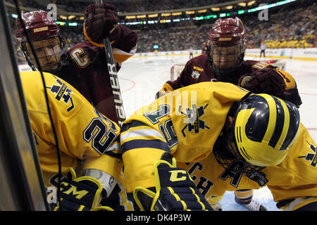 9 avril, 2011 - St Paul, Minnesota, États-Unis - Université du Michigan Wolverines avant Luke Glendening (23) et Matt Rust (19) et claquait sur les cartes avec l'Université du Minnesota Duluth défenseur Bulldogs Mike Montgomery (24) et winger Mike Connolly (22) dans la deuxième période de la NCAA Frozen Four championnat match entre l'Université de l'Université du Minnesota et Bulldogs Banque D'Images