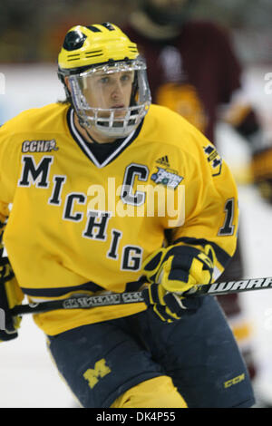 9 avril, 2011 - St Paul, Minnesota, États-Unis - Université du Michigan Wolverines en avant Carl Hagelin (12) est tout-CCHA Première équipe et CCHA meilleur attaquant défensif. Ici il est en position dans la troisième période de la NCAA Frozen Four entre les Bulldogs de l'Université du Minnesota et l'Université du Michigan Le carcajou au Xcel Energy Center, St Paul, MN. (Crédit Image : © Steve Kotvis Banque D'Images