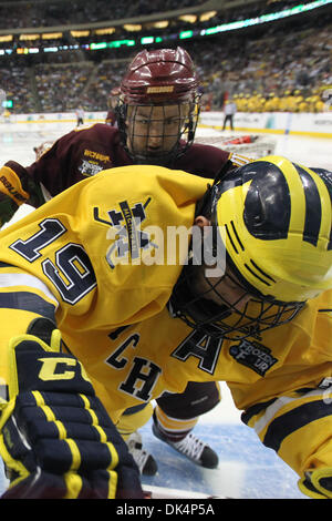 9 avril, 2011 - St Paul, Minnesota, États-Unis - Université du Michigan Wolverines en avant Matt Rust (19) et de l'Université du Minnesota Duluth Bulldogs winger Mike Connolly (22) lutte pour le contrôle de la rondelle dans la troisième période de la NCAA Frozen Four championnat match entre les Bulldogs de l'Université du Minnesota et l'Université du Michigan Le carcajou au Xcel Energy Center, St Paul, M Banque D'Images