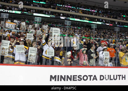 9 avril, 2011 - St Paul, Minnesota, États-Unis - University of Minnesota Duluth Bulldogs fans célébrer remportant la NCAA Frozen Four entre les Bulldogs de l'Université du Minnesota et l'Université du Michigan Le carcajou au Xcel Energy Center, St Paul, MN. Remporté 3-2 en prolongation de l'UMD. (Crédit Image : © Steve/Kotvis ZUMAPRESS.com) Southcreek/mondial Banque D'Images