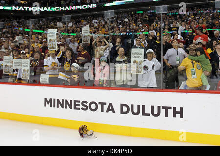 9 avril, 2011 - St Paul, Minnesota, États-Unis - University of Minnesota Duluth Bulldogs fans célébrer remportant la NCAA Frozen Four entre les Bulldogs de l'Université du Minnesota et l'Université du Michigan Le carcajou au Xcel Energy Center, St Paul, MN. Remporté 3-2 en prolongation de l'UMD. (Crédit Image : © Steve/Kotvis ZUMAPRESS.com) Southcreek/mondial Banque D'Images