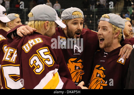 9 avril, 2011 - St Paul, Minnesota, États-Unis - University of Minnesota Duluth gardien de l'équipe des Bulldogs Kenny Reiter (35), Justin ailier Fontaine (37) et winger Mike Connolly (droite) sont presque dans l'incrédulité après avoir remporté le championnat national de hockey, le NCAA Frozen Four entre les Bulldogs de l'Université du Minnesota et l'Université du Michigan Le carcajou au Xcel Energy Center S Banque D'Images