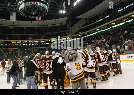 9 avril, 2011 - St Paul, Minnesota, États-Unis - University of Minnesota Duluth Bulldogs ''Champ'' célèbre le championnat national de la NCAA Frozen Four entre les Bulldogs de l'Université du Minnesota et l'Université du Michigan Le carcajou au Xcel Energy Center, St Paul, MN. Remporté 3-2 en prolongation de l'UMD. (Crédit Image : © Steve/Kotvis ZUMAPRESS.com) Southcreek/mondial Banque D'Images