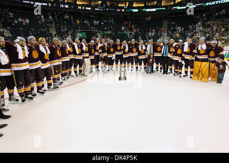 9 avril, 2011 - St Paul, Minnesota, États-Unis - University of Minnesota Duluth Bulldogs entourant leur trophée de championnat national de la NCAA à quatre congelés entre les Bulldogs de l'Université du Minnesota et l'Université du Michigan Le carcajou au Xcel Energy Center, St Paul, MN. Remporté 3-2 en prolongation de l'UMD. (Crédit Image : © Steve/Kotvis ZUMAPRESS.com) Southcreek/mondial Banque D'Images