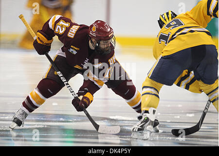 9 avril, 2011 - St Paul, Minnesota, États-Unis - University of Minnesota Duluth centre Bulldogs Jack Connolly (12) et l'Université du Michigan Wolverines en avant Carl Hagelin (12) se préparer à l'habileté de commencer la troisième période de la NCAA Frozen Four entre les Bulldogs de l'Université du Minnesota et l'Université du Michigan Le carcajou au Xcel Energy Center, St Paul, MN. Le score wa Banque D'Images