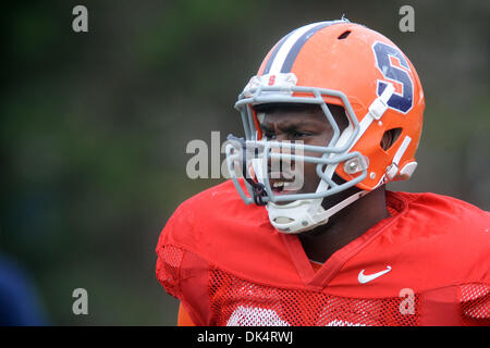 12 avril 2011 - Syracuse, New York, United States of America - Syracuse Orange défensive fin Chandler Jones (99) promenades sur le terrain pour le printemps pratique au champs Schwartzwalder-Katz sur le campus de l'Université de Syracuse à Syracuse, New York. (crédit Image : © Michael Johnson/ZUMAPRESS.com) Southcreek/mondial Banque D'Images