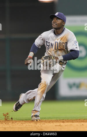 14 avril 2011 - Houston, Texas, États-Unis - San Diego Padres Joueur Orlando Hudson (1) déménagement à sa droite une balle haute. Les Astros de Houston battre les San Diego Padres 1-0 au Minute Maid Park de Houston, TX. (Crédit Image : © Luis Leyva/ZUMAPRESS.com) Southcreek/mondial Banque D'Images