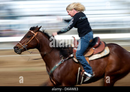 14 avril 2011 - Red Bluff, Californie, États-Unis - Betty Grohl de Jamestown, ca fait concurrence pendant les courses de barils de mou au niveau de la 2011 Red Bluff Round-Up au District de Tehama Fairgrounds à Red Bluff, CA. (Crédit Image : © Matt Cohen/ZUMAPRESS.com) Southcreek/mondial Banque D'Images