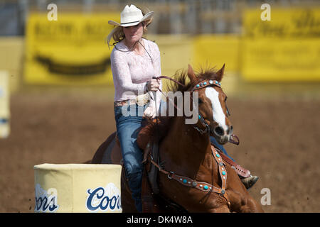 14 avril 2011 - Red Bluff, Californie, États-Unis - Lexie de Redmond, brut ou en compétition durant les courses de barils de mou au niveau de la 2011 Red Bluff Round-Up au District de Tehama Fairgrounds à Red Bluff, CA. (Crédit Image : © Matt Cohen/ZUMAPRESS.com) Southcreek/mondial Banque D'Images