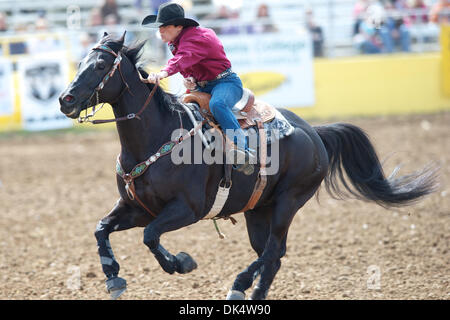 14 avril 2011 - Red Bluff, Californie, États-Unis - Brenda Mays de Terrebonne, ou en compétition durant les courses de barils de mou au niveau de la 2011 Red Bluff Round-Up au District de Tehama Fairgrounds à Red Bluff, CA. (Crédit Image : © Matt Cohen/ZUMAPRESS.com) Southcreek/mondial Banque D'Images